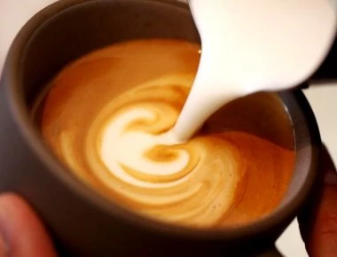 10 μεγάλες αλήθειες για όσους επιμένουν να βάζουν γάλα στον καφέ τους